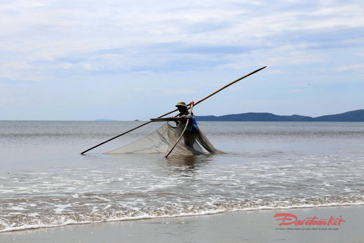 Ông Lộc đẩy chiếc te xúc tép trên mép biển. Ảnh: Nguyễn Quý.