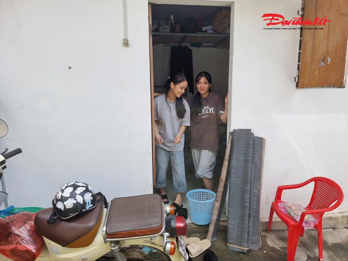 Em Lâm Thị Trầm Hương và bạn ở cùng quay trở lại phòng trọ vào sáng
2/10. Ảnh: Toán Nguyễn