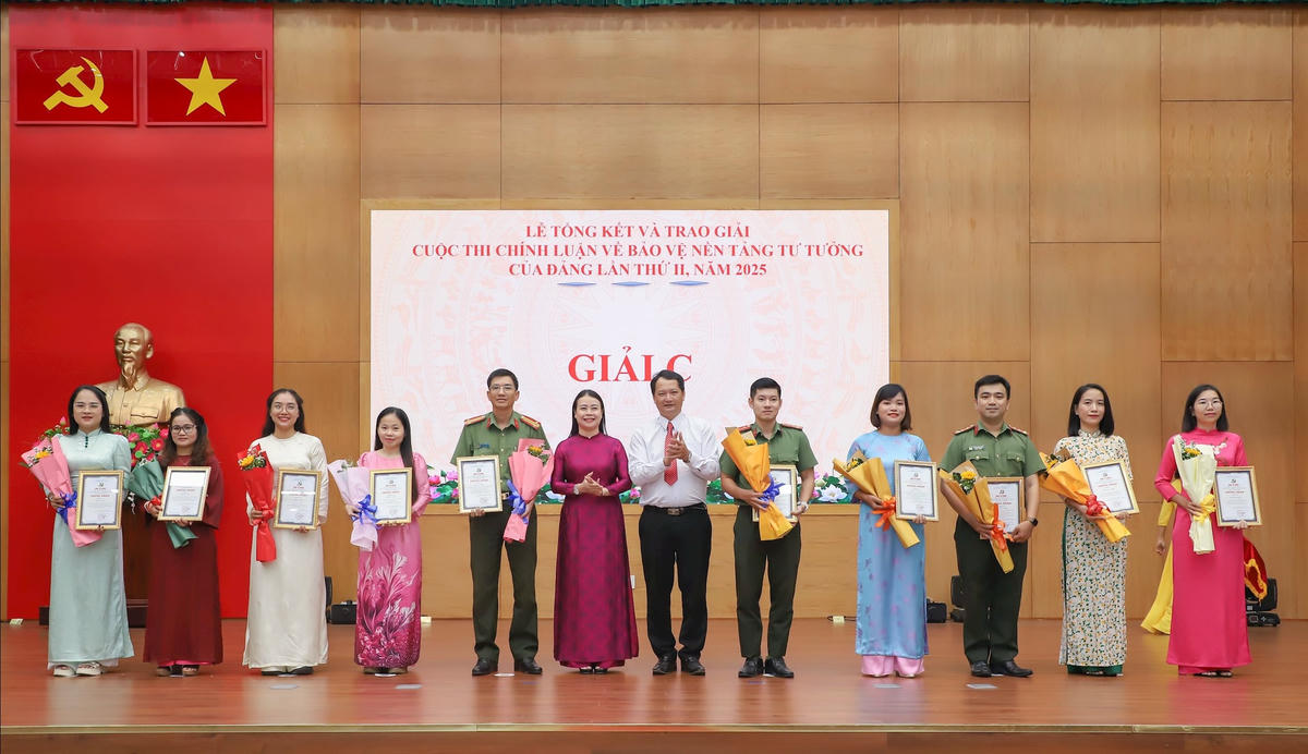 Trao giải C cho các tác giả, nhóm tác giả. Ảnh: Nguyễn Tú.