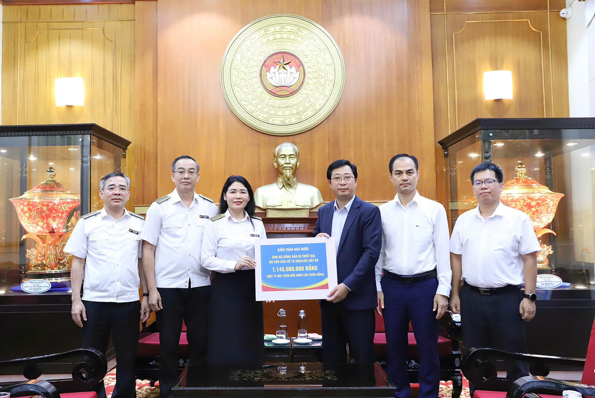 Ông Cao Xuân Thạo tiếp nhận ủng hộ từ Kiểm toán Nhà nước. Ảnh: MTTQ.