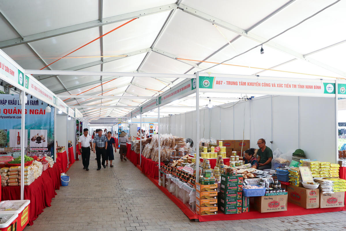 Các gian hàng tham gia Hội chợ triển lãm. Ảnh: Hoàng Dương