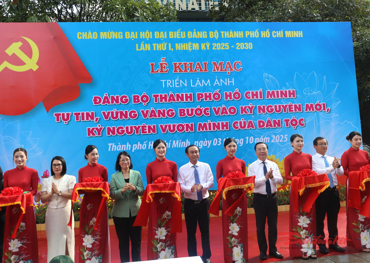 Lễ cắt băng khai mạc triển lãm. Ảnh: Hồng Phúc.