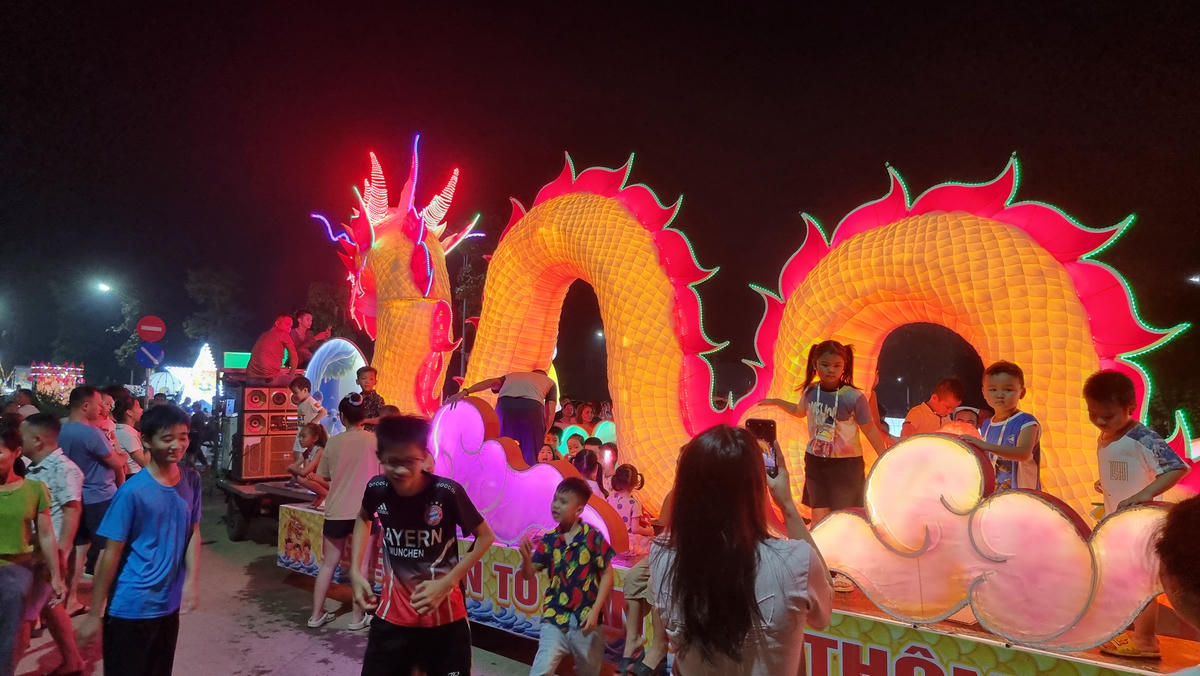 Người đến tham gia không chỉ là dân trên địa bàn tỉnh Thái Nguyên, mà còn nhiều du khách thập phương và cả du khách người nước. Ảnh: TN.