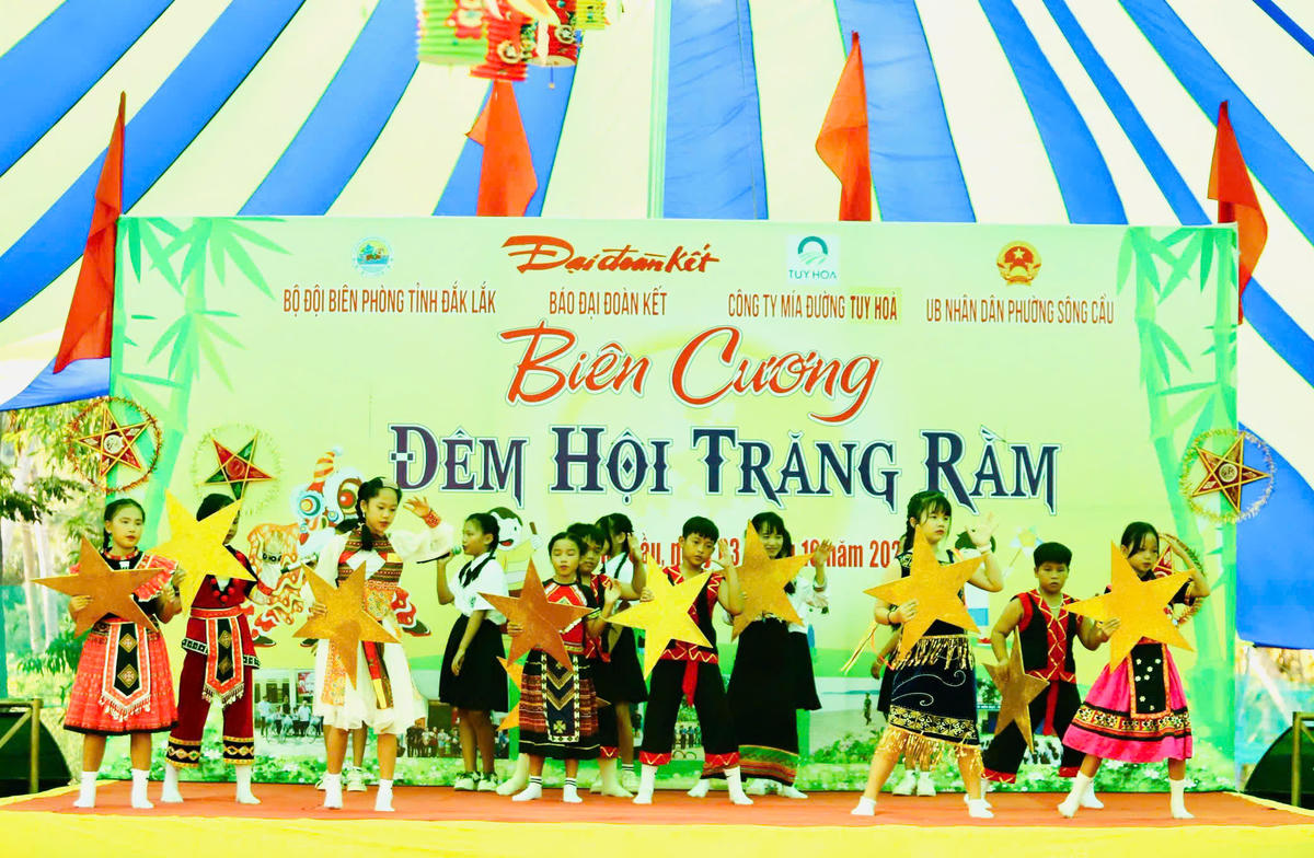 Tiết mục văn nghệ đặc sắc của các cháu thiếu nhi tại "Đêm hội Trăng rằm". Ảnh: TN.