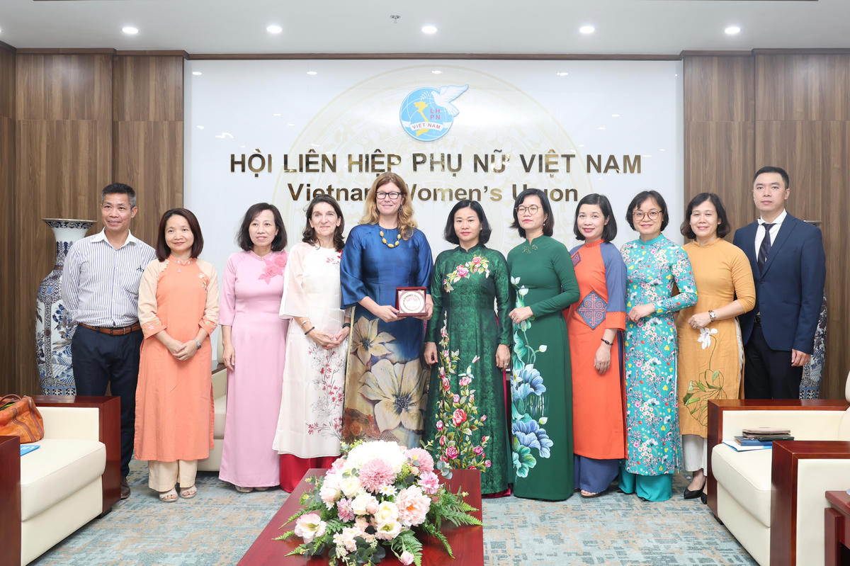 Các đại biểu chụp ảnh lưu niệm tại buổi gặp mặt. Ảnh: Thu Hà