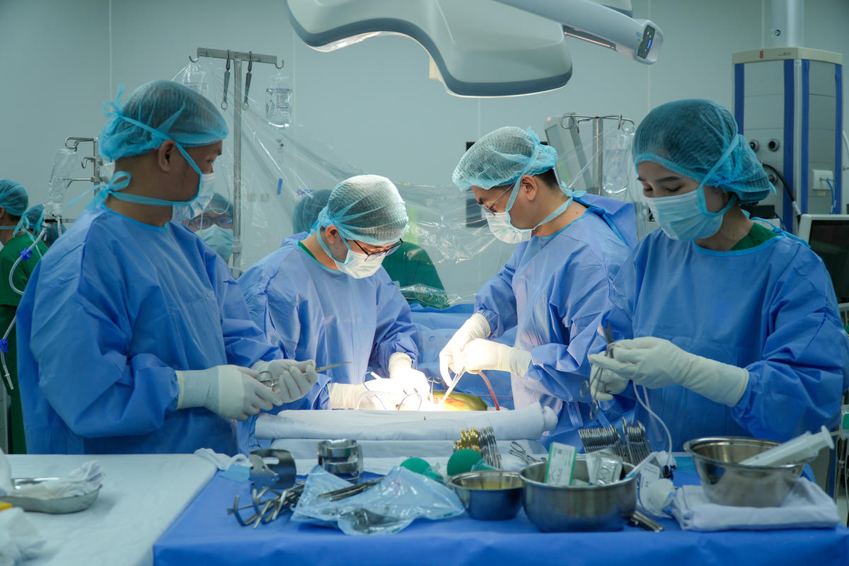Ca mổ kéo dài 8 tiếng với hàng trăm y, bác sĩ tham gia. Ảnh: BV