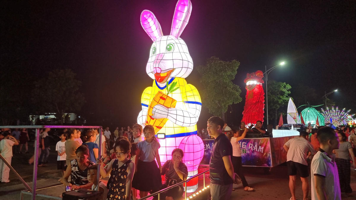 Lễ hội trăng rằm Thái Nguyên không chỉ mang đến niềm vui cho thiếu nhi mà còn thắp sáng tinh thần đoàn kết, gieo hy vọng về một cuộc sống bình yên, tươi đẹp sau thiên tai. Ảnh: TN.