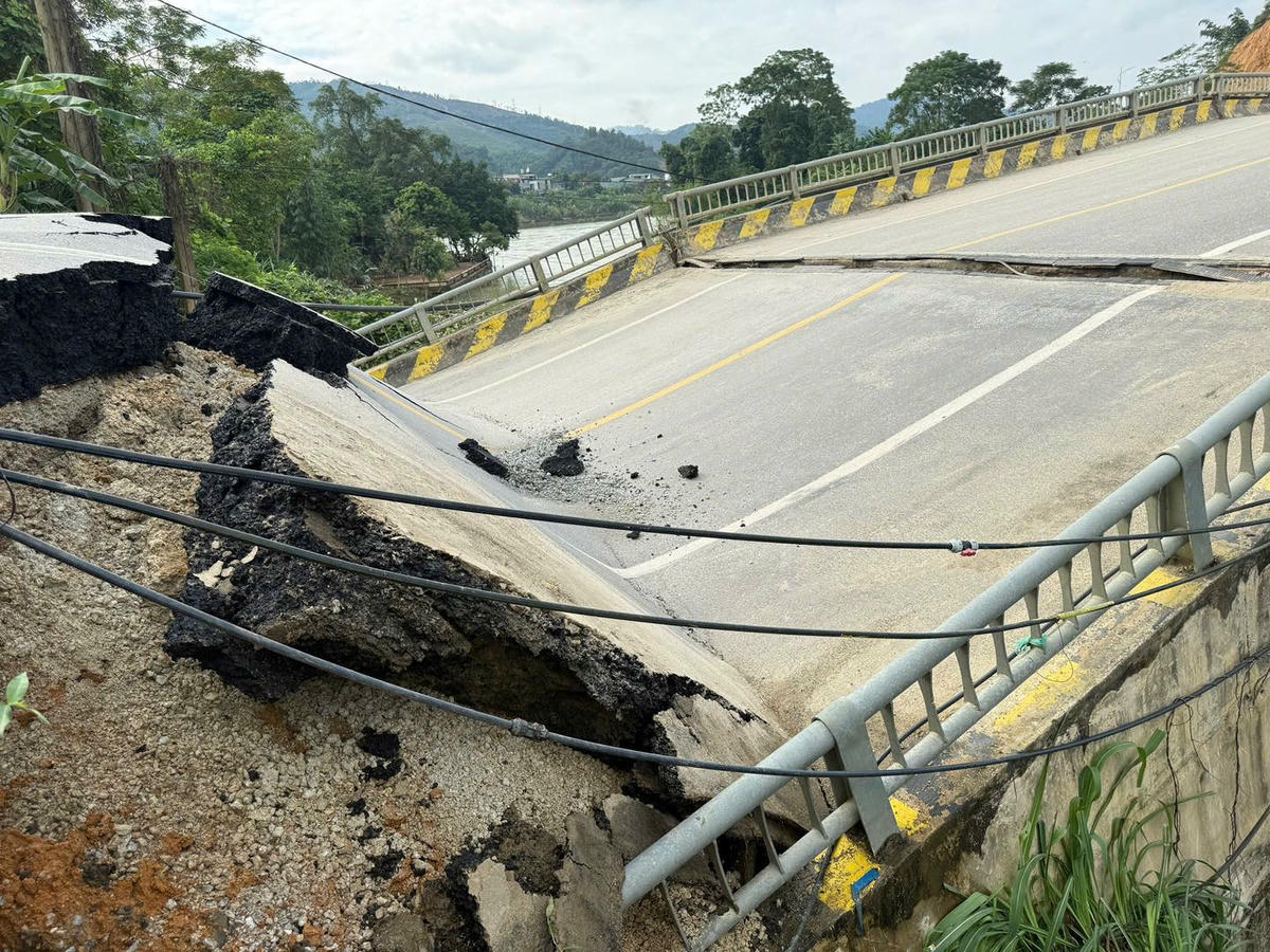 Phần đầu cầu bị đứt gãy. Ảnh: CAT Tuyên Quang.