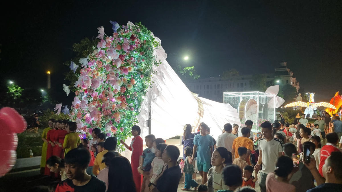 Mô hình đèn lồng hình bó hoa hồng khổng lồ được làm rất cầu kỳ. Ảnh: Toán Nguyễn.