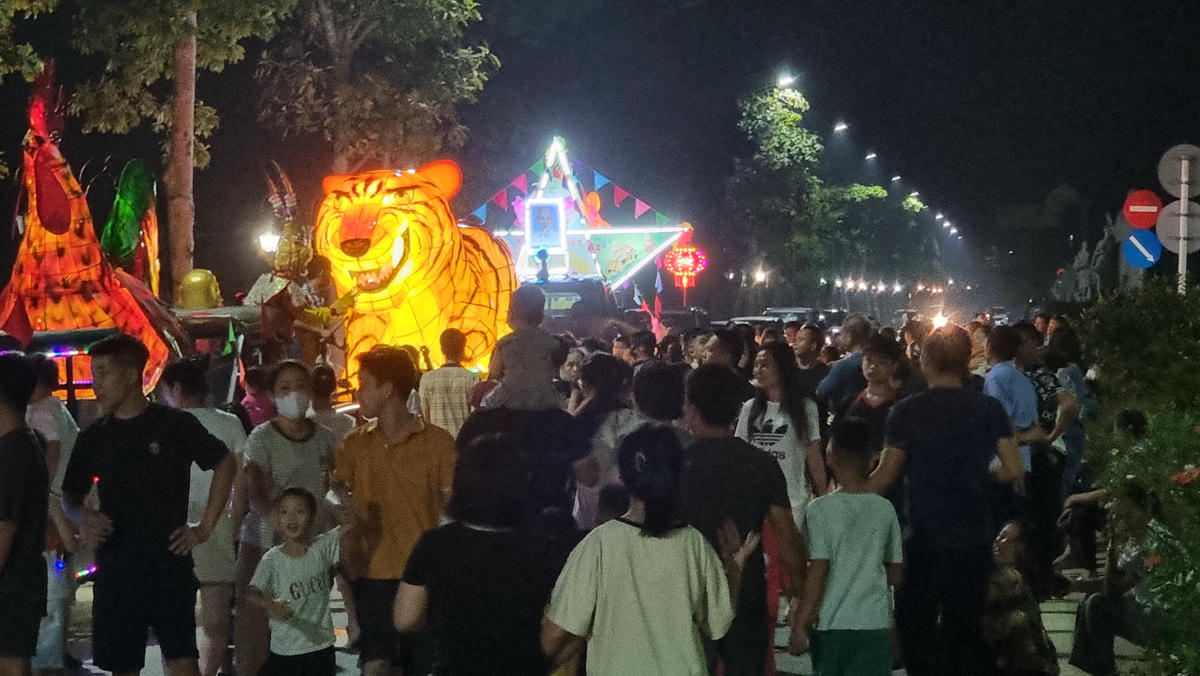 Ước tính của Ban tổ chức có trên 30.000 người đã đến tham quan, vui chơi tại Lễ hội rước đèn Trung thu được tổ chức tại phường Linh Sơn. Ảnh: Toán Nguyễn.