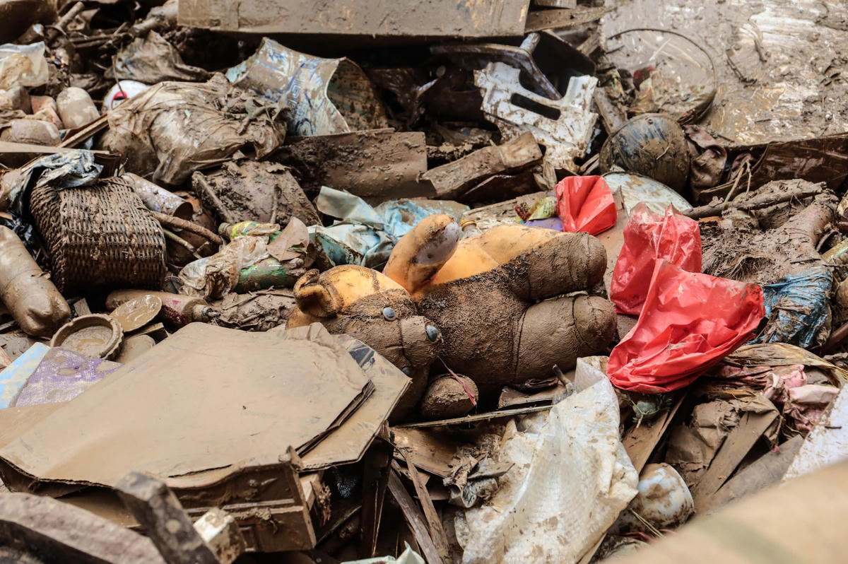 Đồ dùng, vật dụng của người dân lẫn bùn đất nằm ngổn ngang khắp phố. Ảnh: Đức Sơn.