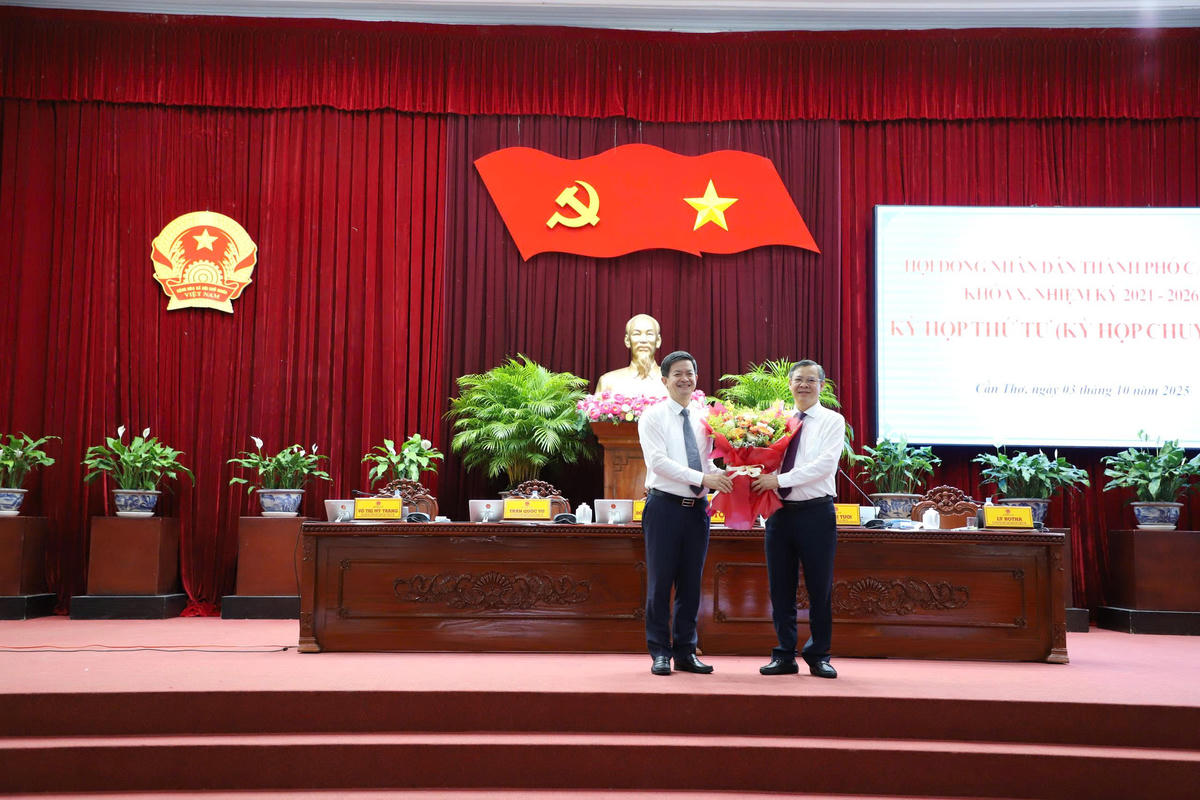 Bí thư Thành ủy Cần Thơ Lê Quang Tùng tặng hoa chúc mừng tân Chủ tịch UBND TP Cần Thơ Trương Cảnh Tuyên. Ảnh Trung Kiên.
