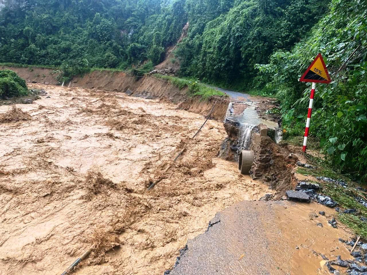 Nhiều tuyến đường liên xã tại khu vực miền núi bị bão lũ tàn phá. Ảnh: Nguyễn Chung.