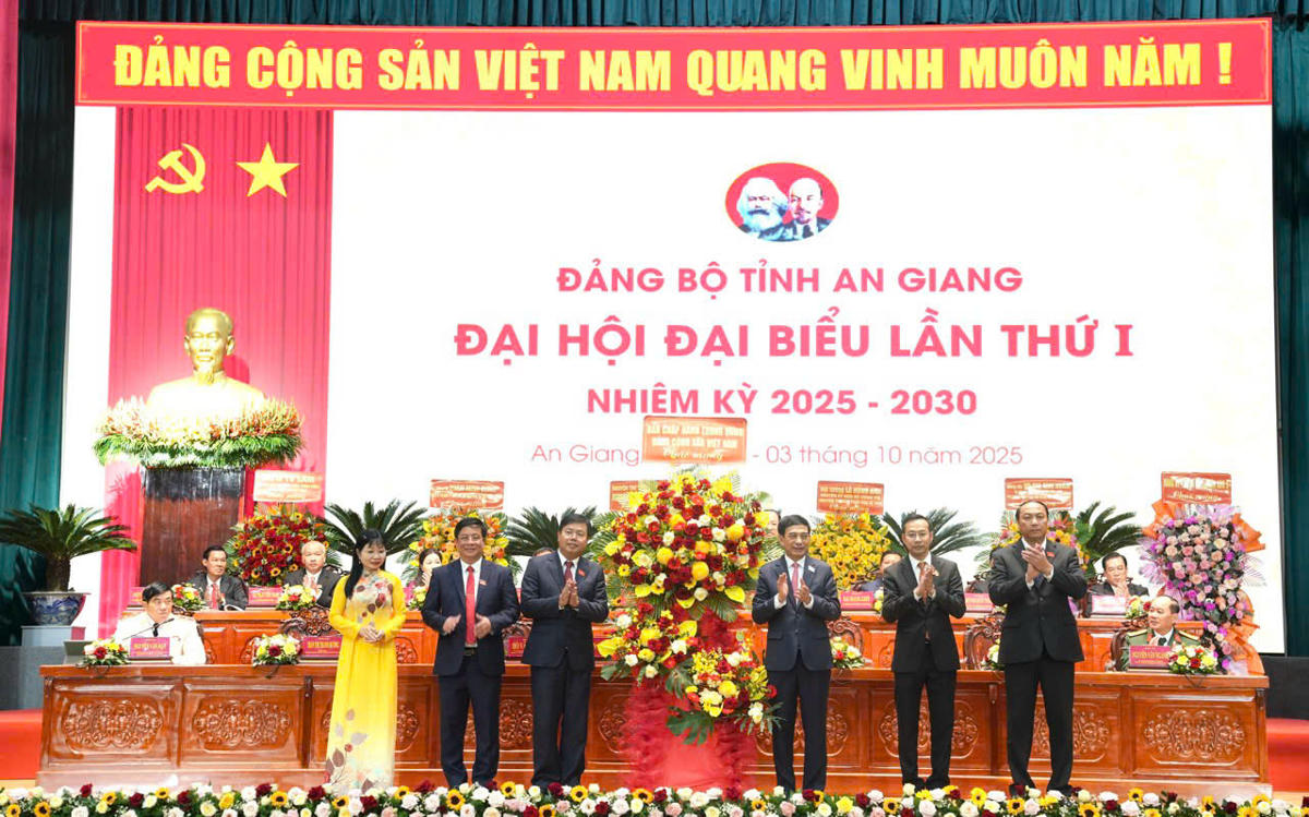 Đại tướng Phan Văn Giang thay mặt Ban Chấp hành Trung ương Đảng tặng hoa chúc mừng đại hội. (ảnh: BTC)