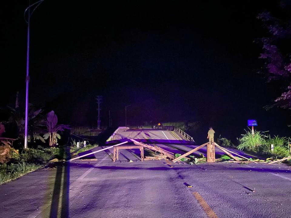 Ngay trong đêm 2/10, chính quyền xã Nà Hang đã cử lực lượng chức năng rào chắn, cảnh báo không cho người và phương tiện không qua cầu. Ảnh: CA xã Nà Hang.