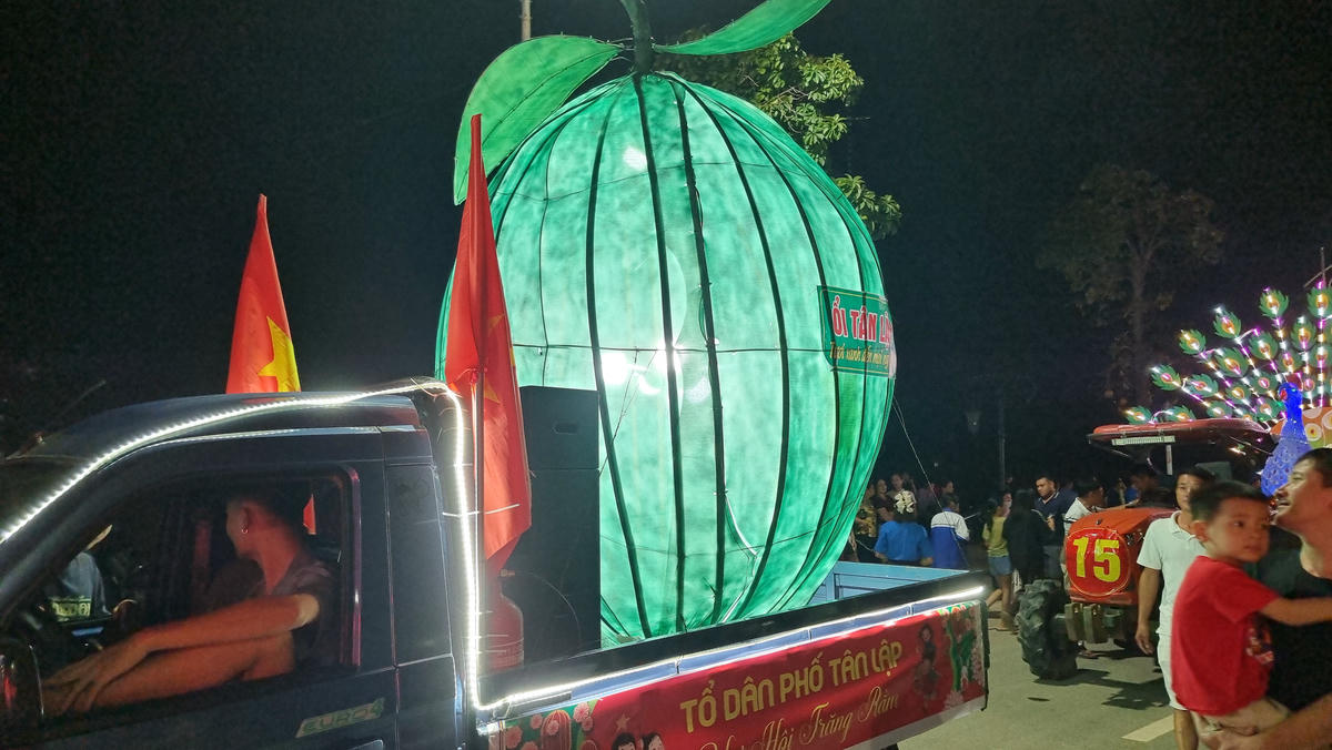 Đèn lồng hình trái ổi, một sản phẩm nông sản đặc sản của phường Linh Sơn. Ảnh: TN.