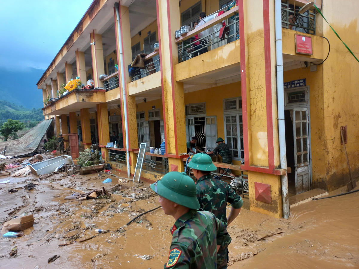 "Hiện việc dọn dẹp vẫn đang tiến hành, trường mong nhận được sự hỗ trợ của cơ quan, ban, ngành, các mạnh thường quân để sửa chữa những hạng mục công trình hư hỏng, mua trang thiết bị dạy và học để khi các em quay lại lớp học được đảm bảo", ông Lượng mong muốn. Ảnh: Ngô Hùng.