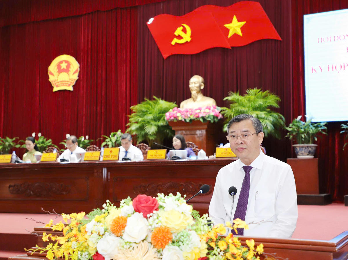 Ông Trương Cảnh Tuyên, tân Chủ tịch UBND TP Cần Thơ phát biểu nhận nhiệm vụ. Ảnh Trung Kiên.