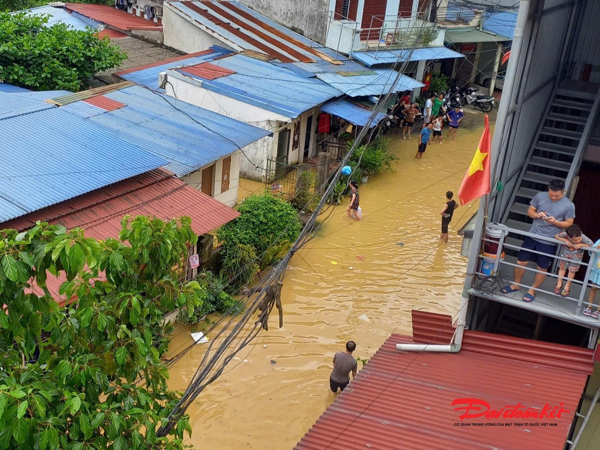 Người dân xóm trọ di tản khỏi nhà và các phòng trọ vào chiều ngày 30/9. Ảnh: Toán Nguyễn.