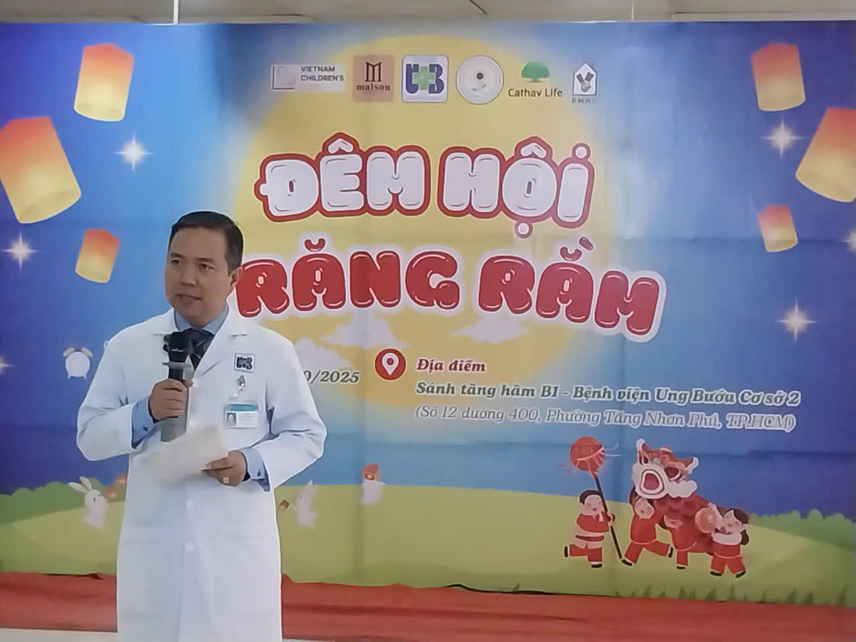 BS CKII Võ Đức Hiếu – Phó Giám đốc Bệnh viện Ung bướu TP Hồ Chí Minh chúc các bệnh nhi đón mùa Trung thu vui vẻ, ấm áp. Ảnh: S.X