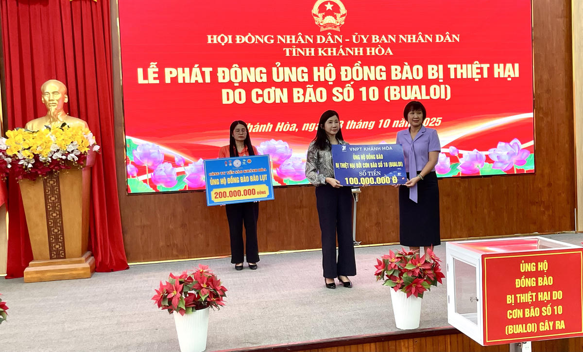 Lễ phát động ủng hộ đồng bào khắc phục thiệt hại do cơn bão số 10 (Bualoi) gây ra. (ảnh Thùy Trang)