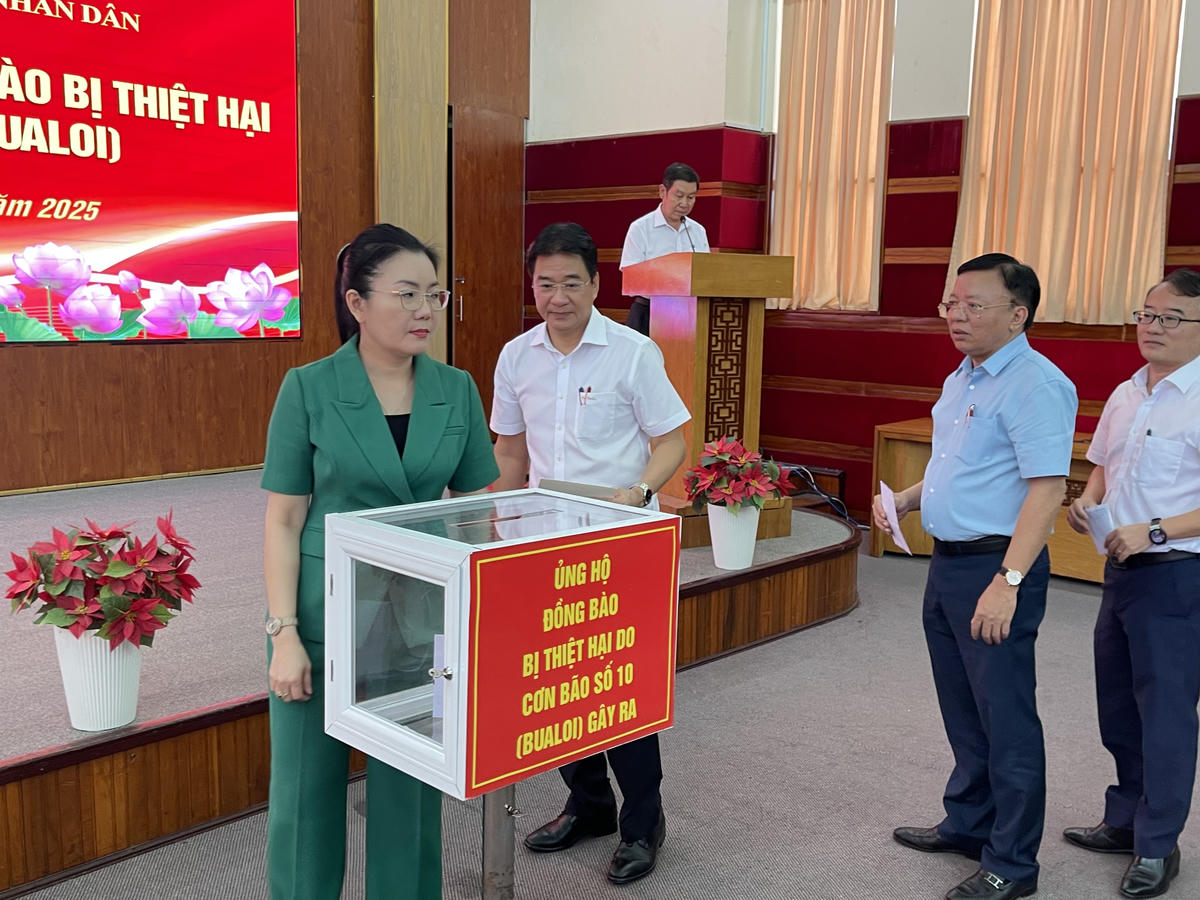 Các đại biểu tham gia ủng hộ đồng bào khắc phục thiệt hại do cơn bão số 10 (Bualoi) gây ra. (ảnh Thùy Trang)