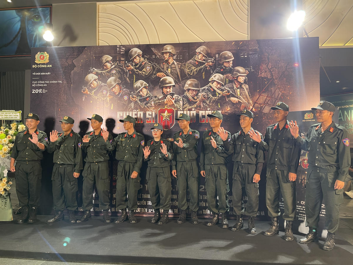 Các chiến sĩ nhập vai tham gia chương trình Chiến sĩ quả cảm tại buổi giao lưu khán giả. Ảnh: Đ.X.