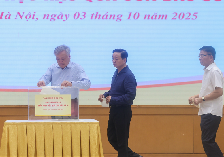 Phó Thủ tướng Thường trực Nguyễn Hòa Bình, Phó Thủ tướng Trần Hồng Hà, Phó Thủ tướng Lê Thành Long tham gia quyên góp, ủng hộ đồng bào bị thiệt hại do cơn bão số 10 gây ra. Ảnh: VGP/Nhật Bắc.