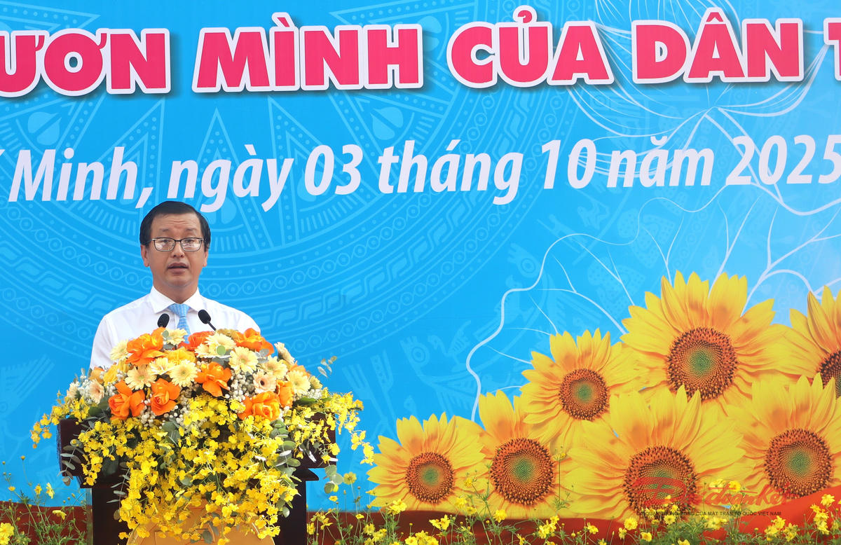 Ông Tạ Quốc Trung -  Phó Trưởng ban Tuyên giáo và Dân vận Thành ủy TP Hồ Chí Minh phát biểu khai mạc triển lãm. Ảnh: Hồng Phúc.