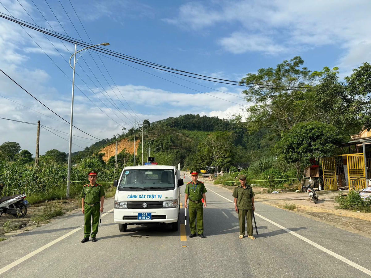 Lực lượng Công an dựng rào chắn đồng thời tổ chức phân luồng, hướng dẫn các phương tiện lưu thông hướng khác an toàn. Ảnh: CAT Tuyên Quang.
