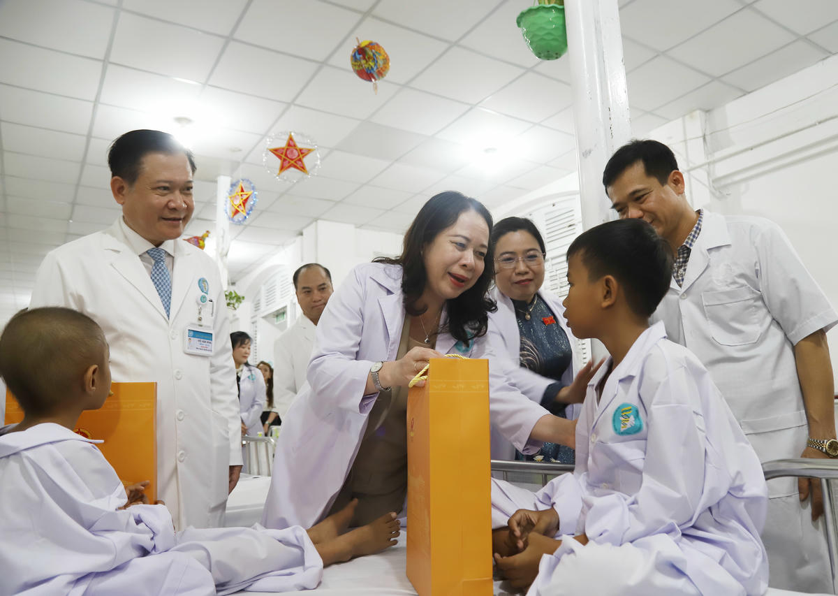 Phó Chủ tịch nước Võ Thị Ánh Xuân đã thăm hỏi, động viên và tặng quà Trung thu cho các bé. Ảnh Trung Kiên.