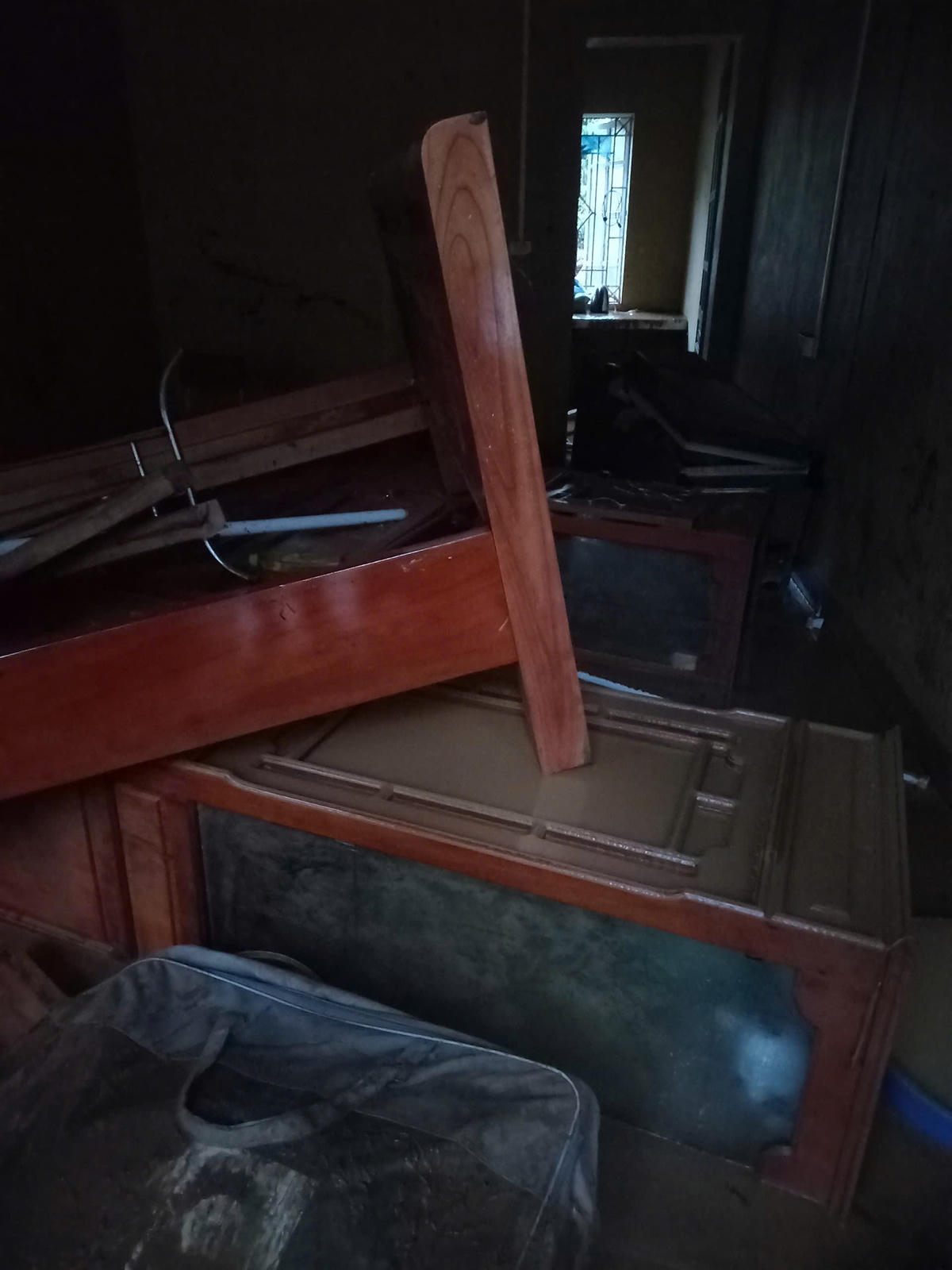 Cũng theo ông Lượng, sau khi nước rút, quay lại trường thì mọi thứ đã hoang tàn, cơ sở vật chất, trang thiết bị dạy học, đồ dùng của giáo viên và học sinh bị nước cuốn trôi, hư hỏng, bùn đất vùi lấp. Ảnh: Ngô Hùng.