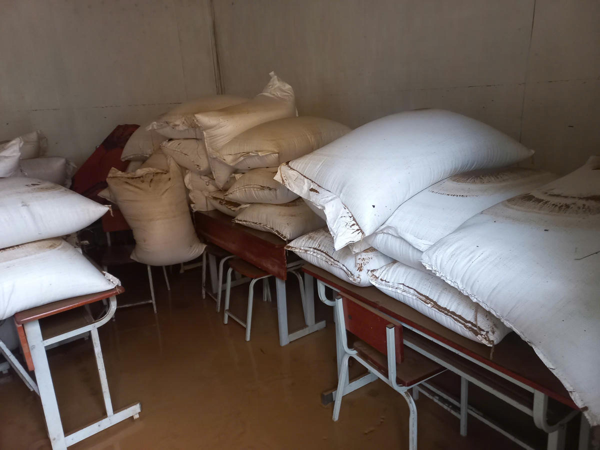 "Chiều 29/9, khi các em học sinh và giáo viên vừa ăn tối xong thì nước, đất đá bắt đầu tràn vào trường. Thấy vậy, các giáo viên chỉ vội hô hoán học sinh cùng nhau chạy đến nơi an toàn. Do đã có sự chuẩn bị trước nên lương thực vẫn đủ dùng", ông Lượng cho biết. Ảnh: Ngô Hùng.