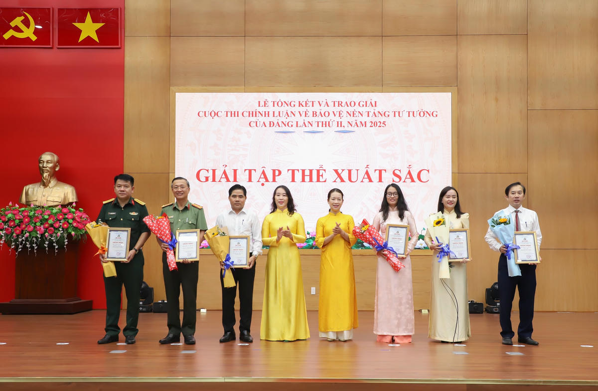 Các đơn vị nhận giải Tập thể xuất sắc. Ảnh: Nguyễn Tú.