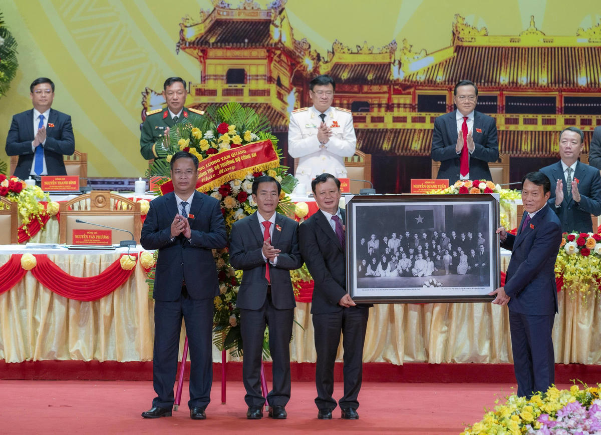 Đại tướng Lương Tam Quang, Bộ trưởng Bộ Công an tặng đại hội bức ảnh Chủ tịch Hồ Chí Minh với Đoàn ca kịch Huế tại Phủ Chủ tịch năm 1960. Ảnh: BTC.