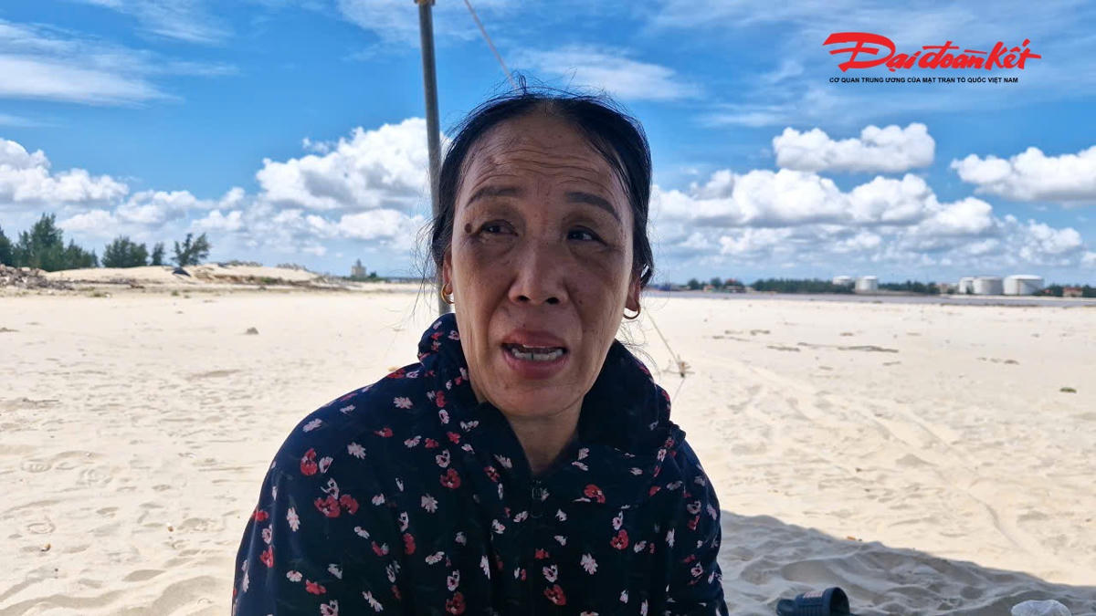 Bà Mơ cùng nhiều người thân của ngư dân Phạm Văn Hiền đến bờ
biển thôn Phú Hội chờ đợi kết quả tìm kiếm. Ảnh: Đỗ Văn.