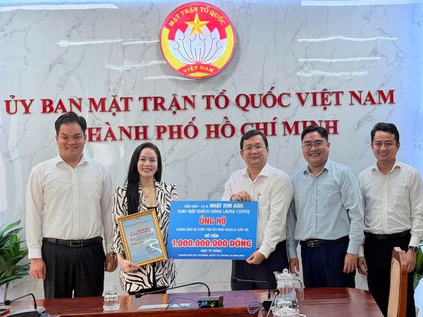 Diễn viên - ca sĩ
Nhật Kim Anh đến Ủy ban MTTQ Việt Nam TP Hồ Chí Minh ủng hộ đồng
bào bị ảnh hưởng bởi thiên tai. Ảnh: A.H.