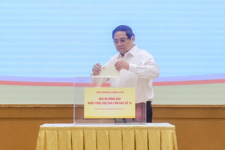 Thủ tướng Phạm Minh Chính tham gia quyên góp, ủng hộ đồng bào bị thiệt hại do cơn bão số 10 gây ra. Ảnh: VGP/Nhật Bắc.