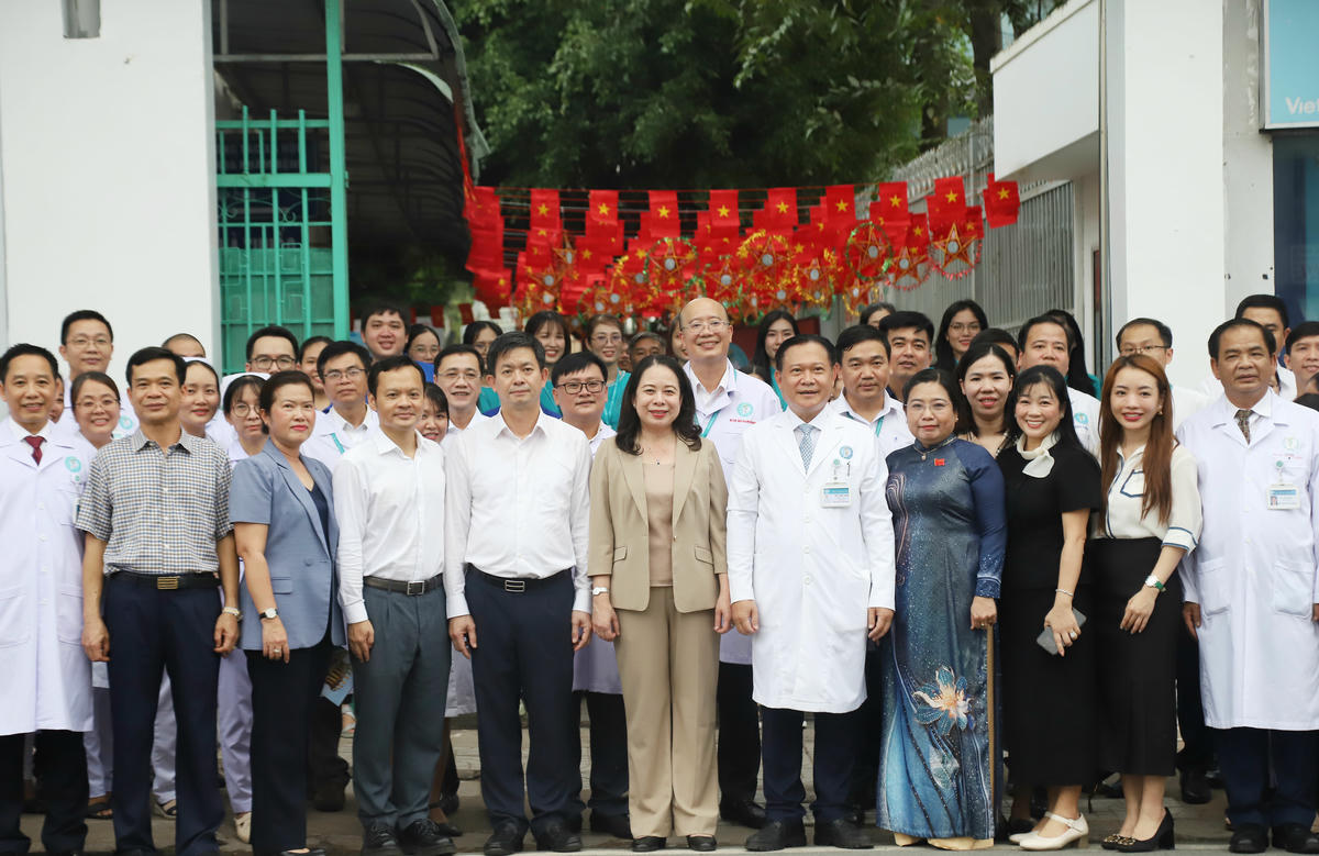 Phó Chủ tịch nước Võ Thị Ánh Xuân chụp ảnh lưu niệm cùng lãnh đạo Bệnh viện Ung bướu Cần Thơ. Ảnh Trung Kiên.