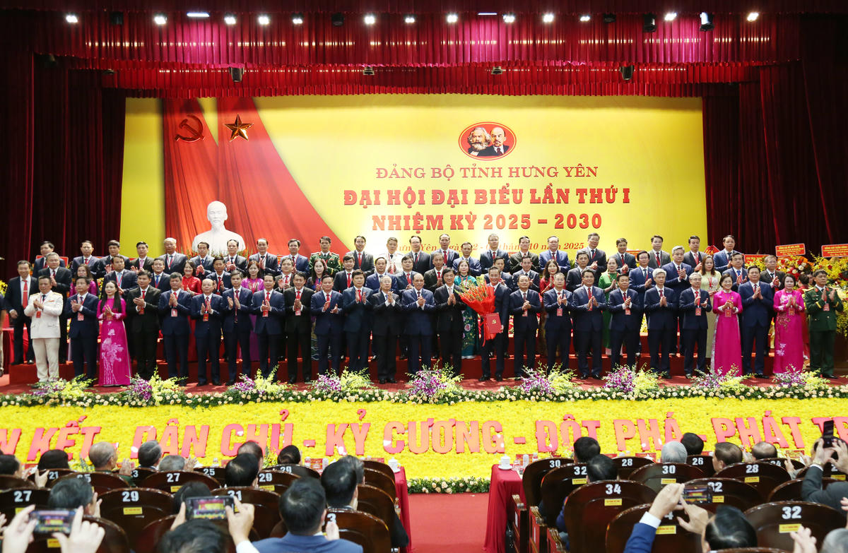 Ủy viên Bộ Chính trị, Bí thư Trung ương Đảng, Chủ nhiệm Ủy ban Kiểm tra Trung ương Nguyễn Duy Ngọc chúc mừng Ban chấp hành Đảng bộ tỉnh Hưng Yên khóa mới. Ảnh: Ban Tổ chức.