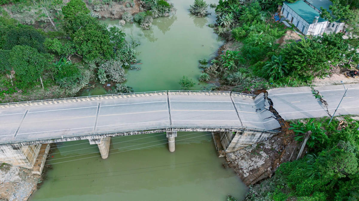 Ảnh mố cầu Tát Luông bị sụt lún. Ảnh: Thanh Tùng