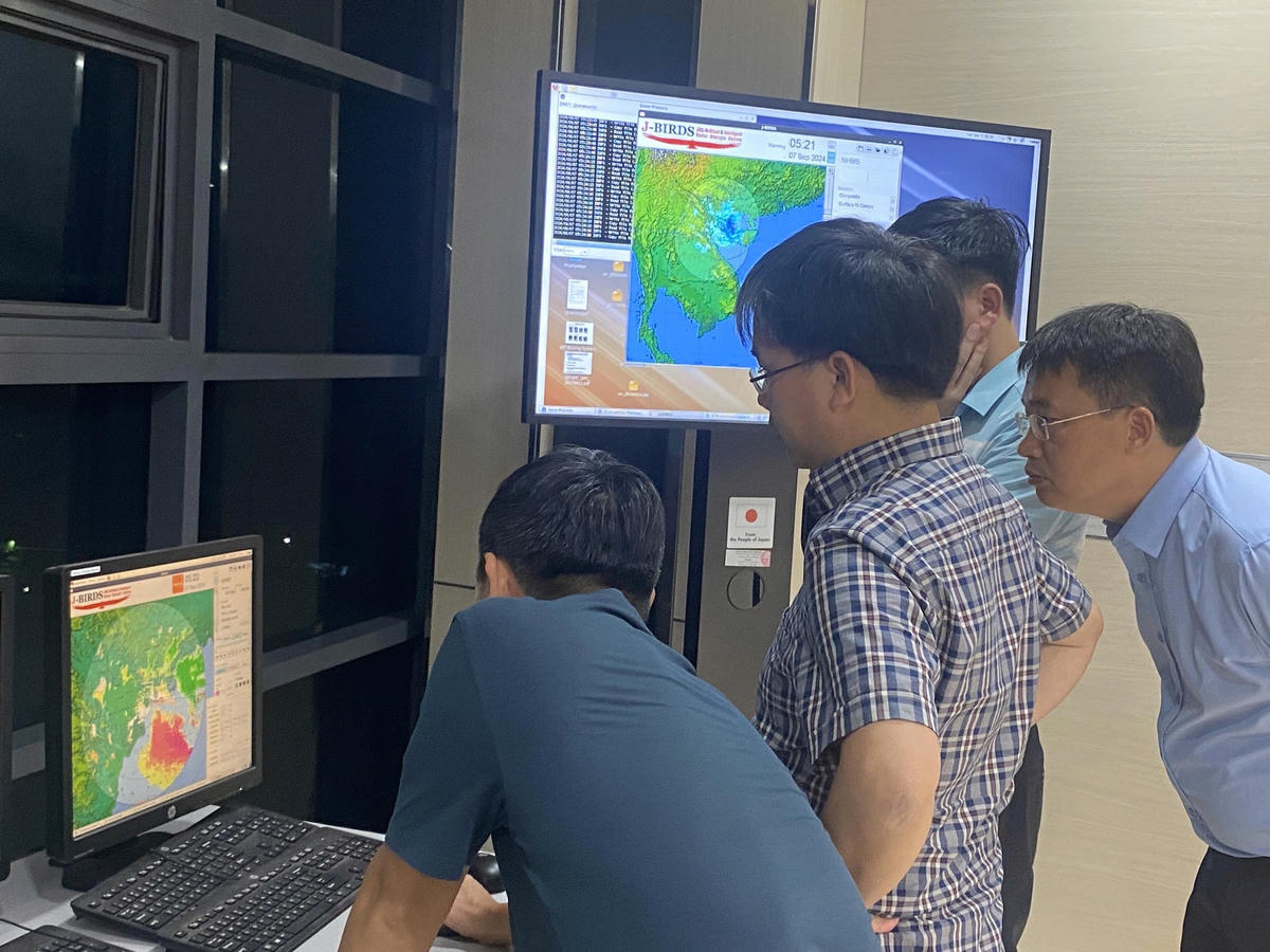 Sự nỗ lực không ngừng nghỉ của đội ngũ cán bộ, dự báo viên, quan trắc viên và kỹ thuật viên làm nhiệm vụ “gác bão”. Ảnh: Hoài Linh