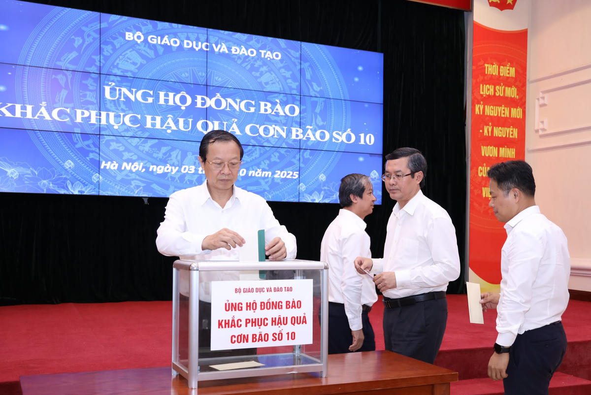 Các lãnh đạo Bộ GDĐT ủng hộ đồng bào khắc phục hậu quả cơn bão số 10. Ảnh: BGDĐT
