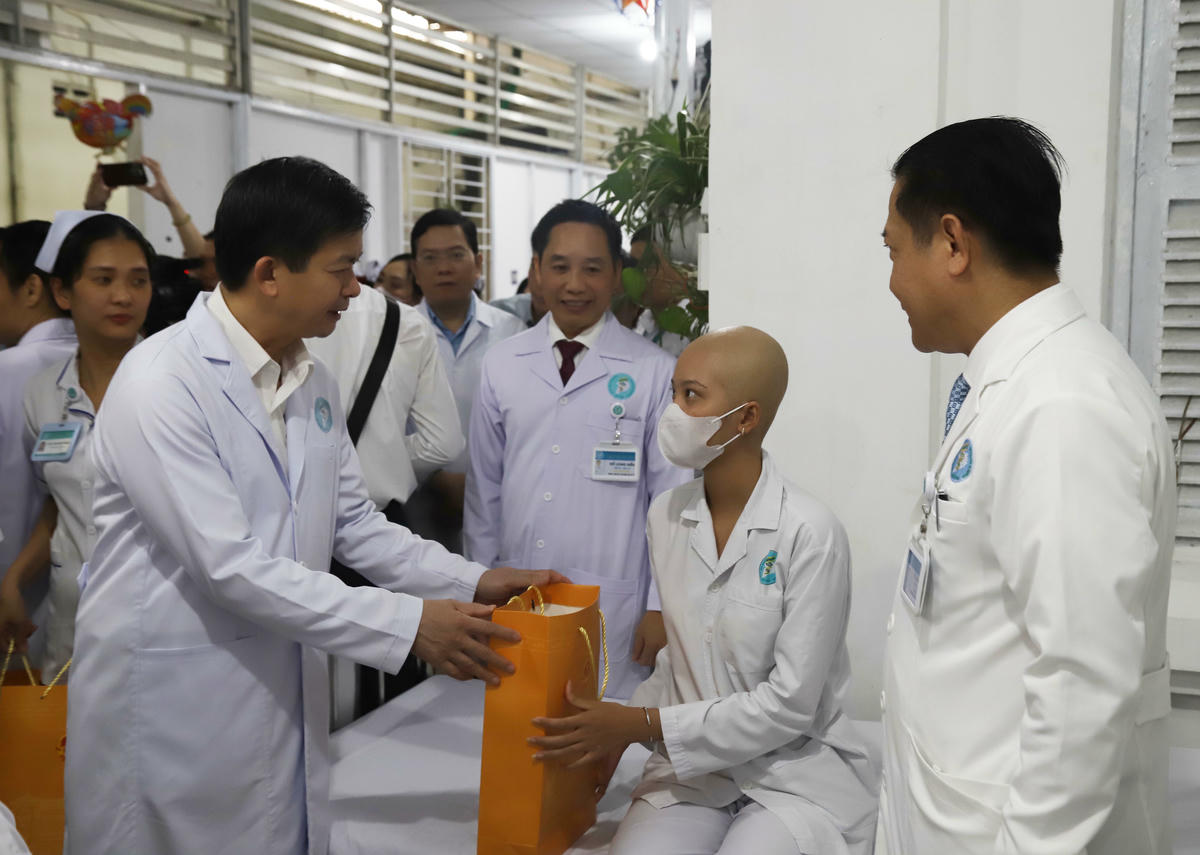 Tân Bí thư Thành ủy Cần Thơ Lê Quang Tùng cũng đến thăm, động viên và tặng quà Trung thu các trẻ em tại Bệnh viện Ung bướu Cần Thơ. Ảnh Trung Kiên.