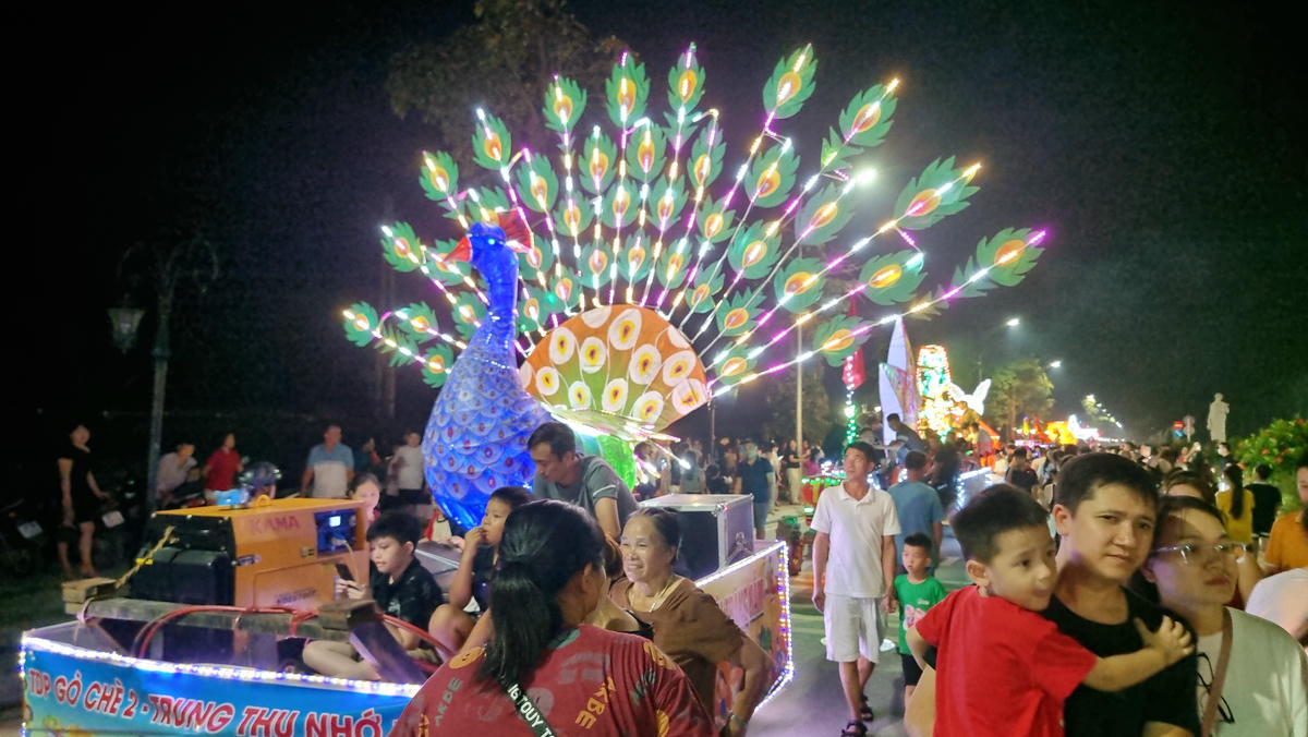 Đèn lồng hình con công rực rỡ sắc màu. Ảnh: TN.