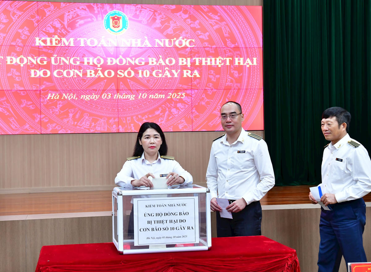 Phó Tổng Kiểm toán Nhà nước Hà Thị Mỹ Dung ủng hộ đồng bào bị thiệt hại bởi thiên tai. Ảnh: M. Thúy