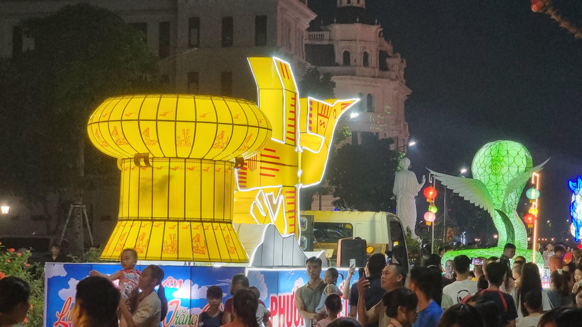 Trống đồng và chim Lạc Việt, biểu tượng nguồn cội của dân tộc Việt Nam. Ảnh: TN.