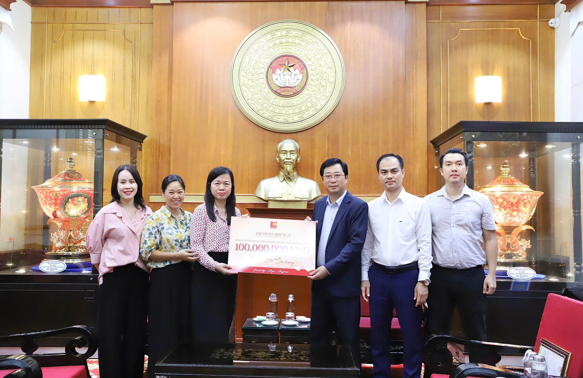 Ông Cao Xuân Thạo tiếp nhận ủng hộ từ Tập đoàn Bitexco. Ảnh: MTTQ. 