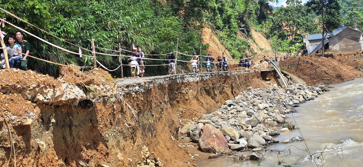Ql 47 - đoạn qua xã Yên Nhân bị sạt lở nặng nề. Ảnh: Nguyễn Chung.