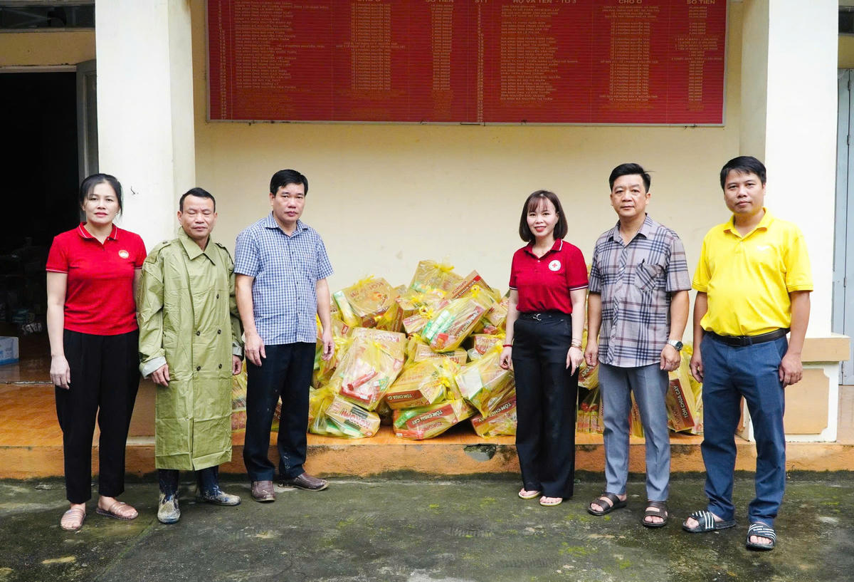 Ông Nguyễn Việt Khánh - Phó Chủ tịch Ủy ban MTTQ Việt Nam tỉnh Tuyên Quang trao quà cho nhân dân tại phường Hà Giang 1. Ảnh: Đ.S.